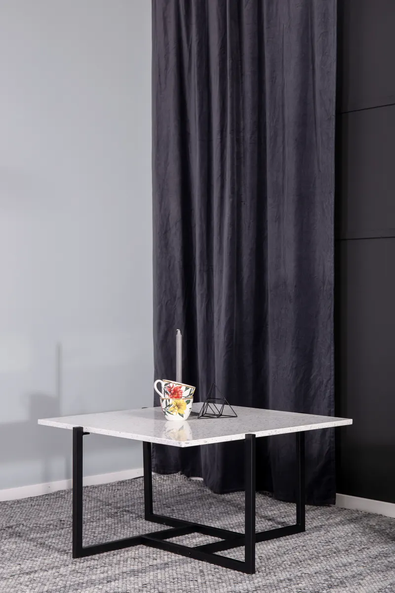 Hybrid quadratischer Couchtisch 80 × 80 cm in Weiß, Gestell Schwarz, im Wohnraum, Ansicht 1