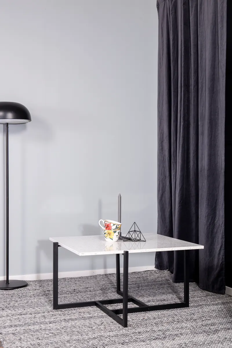 Hybrid quadratischer Couchtisch 80 × 80 cm in Weiß, Gestell Schwarz, im Wohnraum, Ansicht 2