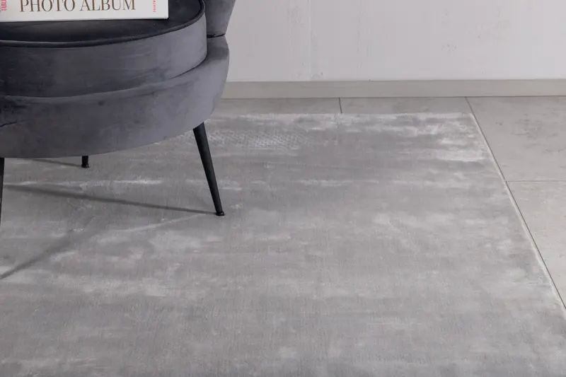Indra Viskoseteppich mit Glanz in 240 × 170 cm, Silber, im Wohnraum, Ansicht 3