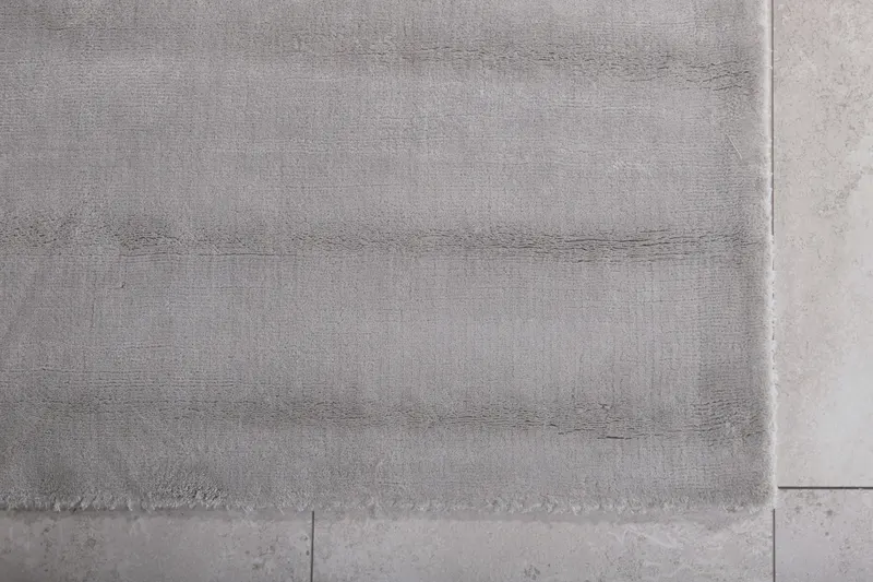Indra Viskoseteppich mit Glanz in 300 × 200 cm, Grau, im Wohnraum, Ansicht 5
