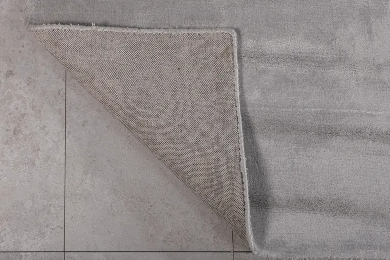 Indra Viskoseteppich mit Glanz in 300 × 200 cm, Grau, im Wohnraum, Ansicht 6