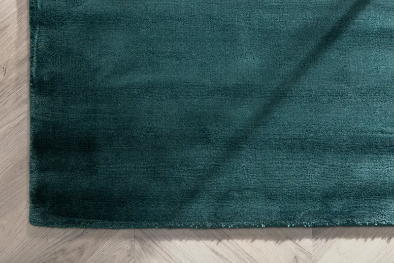 Indra Viskoseteppich mit Glanz in 300 × 200 cm, Grün, im Wohnraum, Ansicht 3