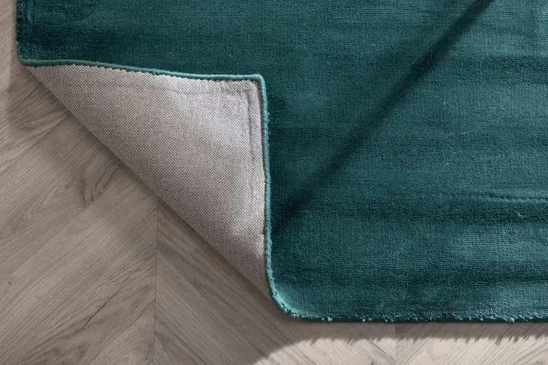 Indra Viskoseteppich mit Glanz in 300 × 200 cm, Grün, im Wohnraum, Ansicht 4