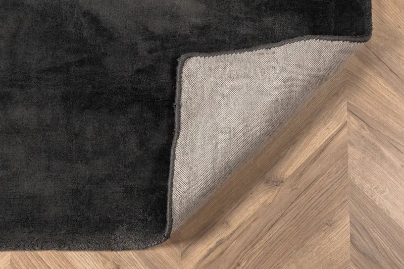 Indra Viskoseteppich mit Glanz in 300 × 200 cm, Dunkelgrau, im Wohnraum, Ansicht 4