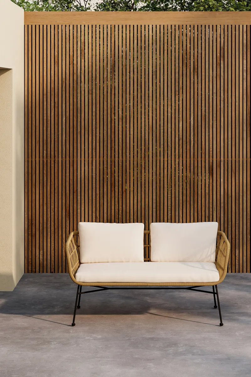 Isola Loungesofa mit Rattangeflecht in Natur und Stahlgestell, im Wohnraum, Ansicht 1