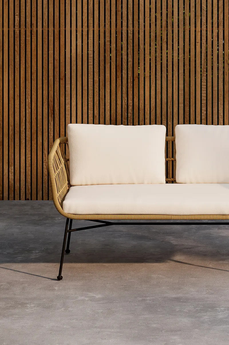Isola Loungesofa mit Rattangeflecht in Natur und Stahlgestell, im Wohnraum, Ansicht 2