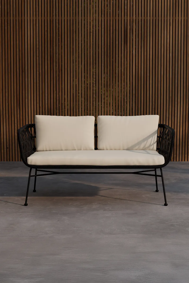 Isola Gartensofa mit Rattangeflecht und Stahlgestell, im Wohnraum