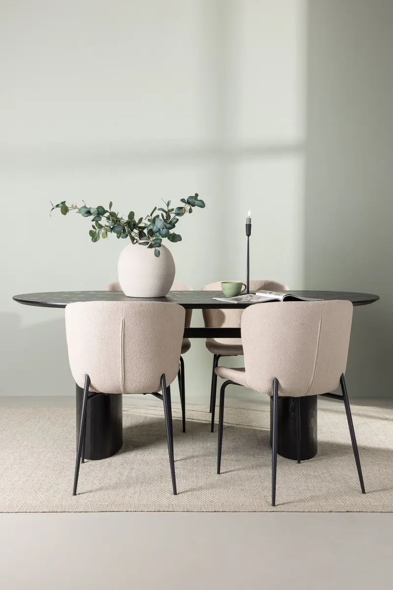 Isolde & Modesto Essgruppe mit ovalem Esstisch und 4 Bouclé-Stühlen in Schwarz, Beige, Gestell Schwarz, im Wohnraum, Ansicht 1
