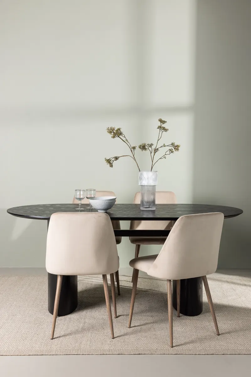 Isolde & Night Essgruppe mit ovalem Esstisch und 4 gepolsterten Stühlen in Schwarz, Beige, Gestell Walnuss, im Wohnraum, Ansicht 1