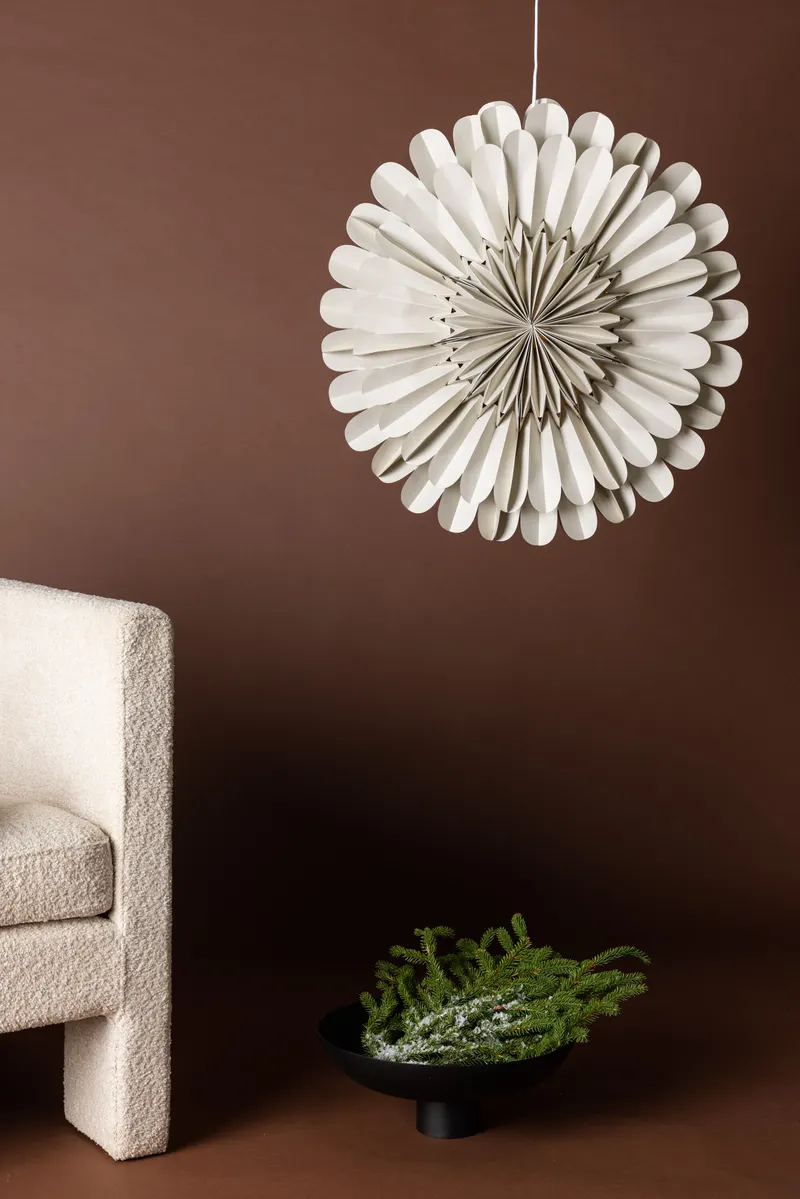 Järvsön Hängelampe als Papierstern in Beige, im Wohnraum, Ansicht 1