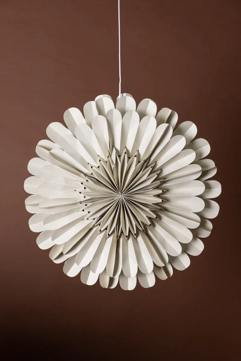 Järvsön Hängelampe als Papierstern in Beige, im Wohnraum, Ansicht 2