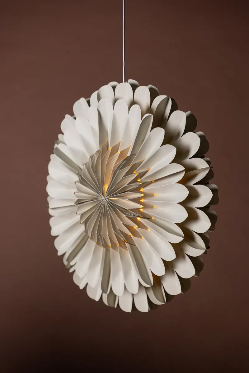 Järvsön Hängelampe als Papierstern in Beige, im Wohnraum, Ansicht 3