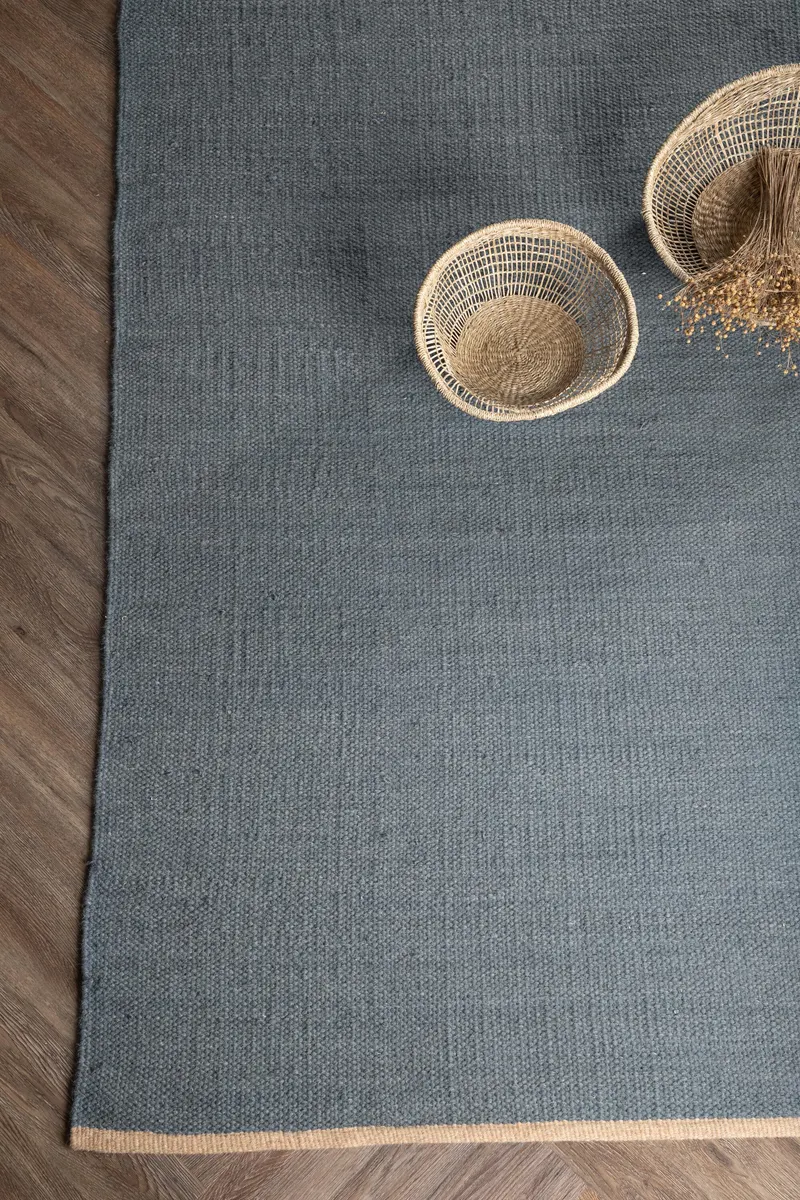 Jaipur Wollteppich aus Wolle und Baumwolle in 240 × 170 cm, Blau, im Wohnraum, Ansicht 1