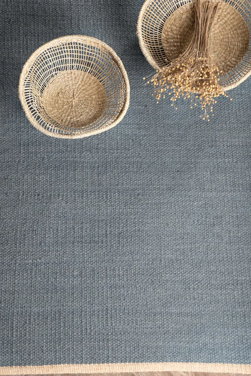 Jaipur Wollteppich aus Wolle und Baumwolle in 240 × 170 cm, Blau, im Wohnraum, Ansicht 2