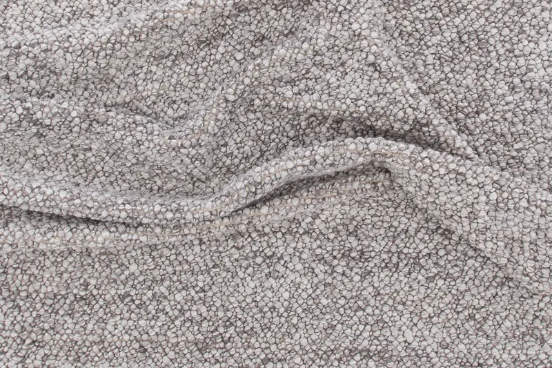 Jajru Wollteppich, handgewebt mit Knotenstruktur in 300 × 200 cm, Hellgrau, im Wohnraum, Ansicht 2