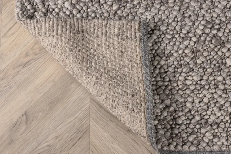 Jajru Wollteppich, handgewebt mit Knotenstruktur in 300 × 200 cm, Hellgrau, im Wohnraum, Ansicht 6