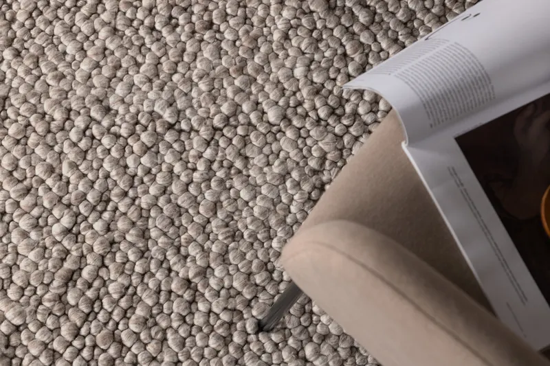 Jajru Wollteppich, handgewebt mit Knotenstruktur in 350 × 250 cm, Beige, im Wohnraum, Ansicht 3