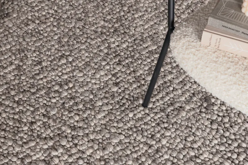 Jajru Wollteppich, handgewebt mit Knotenstruktur in 350 × 250 cm, Hellgrau, im Wohnraum, Ansicht 3
