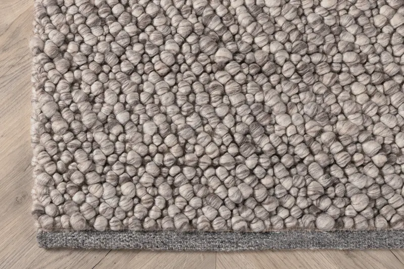 Jajru Wollteppich, handgewebt mit Knotenstruktur in 350 × 250 cm, Hellgrau, im Wohnraum, Ansicht 4