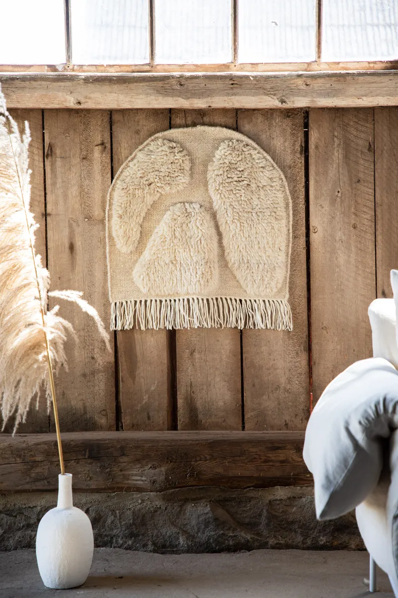 Jakobsö Wandbehang aus Wolle im Boho-Stil mit Fransen in Cremeweiß, im Wohnraum, Ansicht 1
