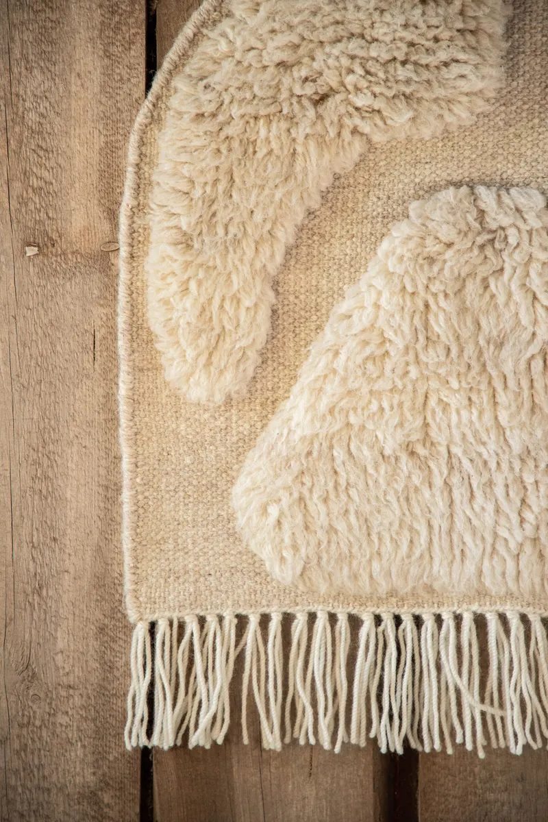 Jakobsö Wandbehang aus Wolle im Boho-Stil mit Fransen in Cremeweiß, im Wohnraum, Ansicht 2