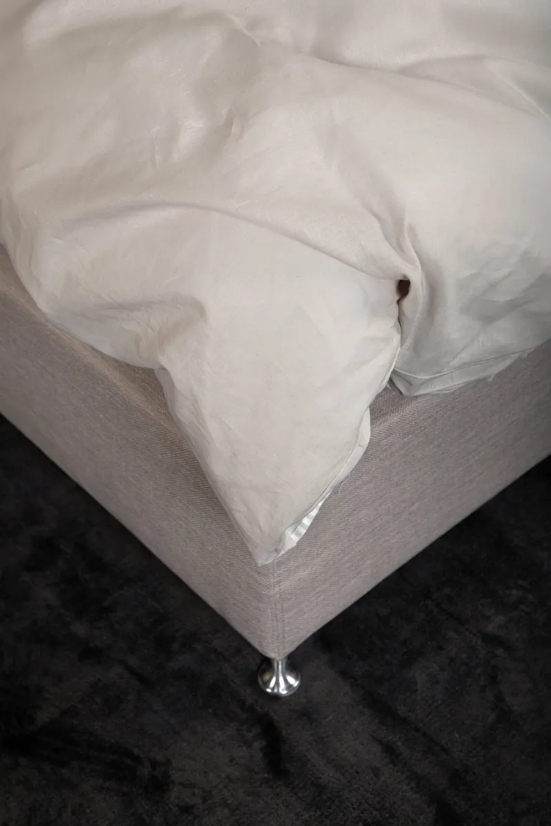 Jenna Bettwäsche-Set aus Baumwolle in 200 × 150 cm, Hellgrau, im Wohnraum, Ansicht 2