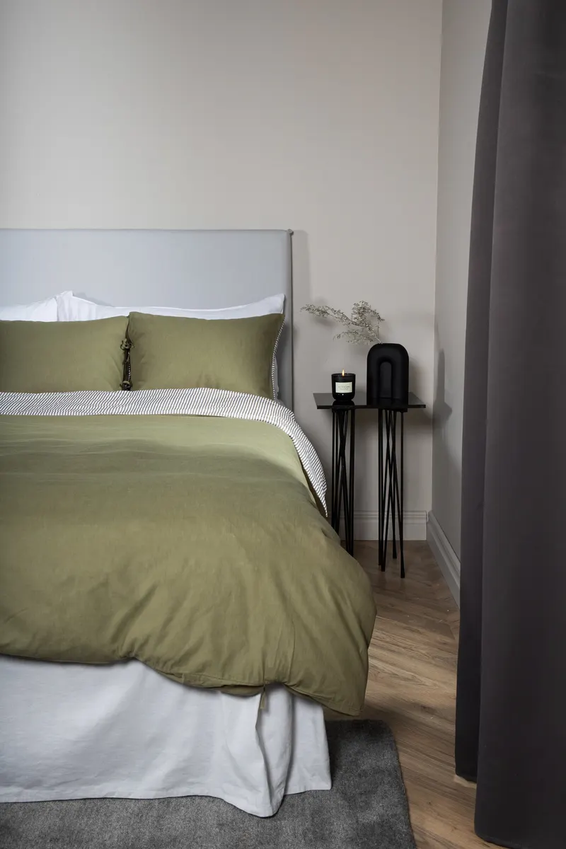 Jenna Bettwäsche-Set aus Baumwolle in 220 × 240 cm, Moosgrün, im Wohnraum, Ansicht 1