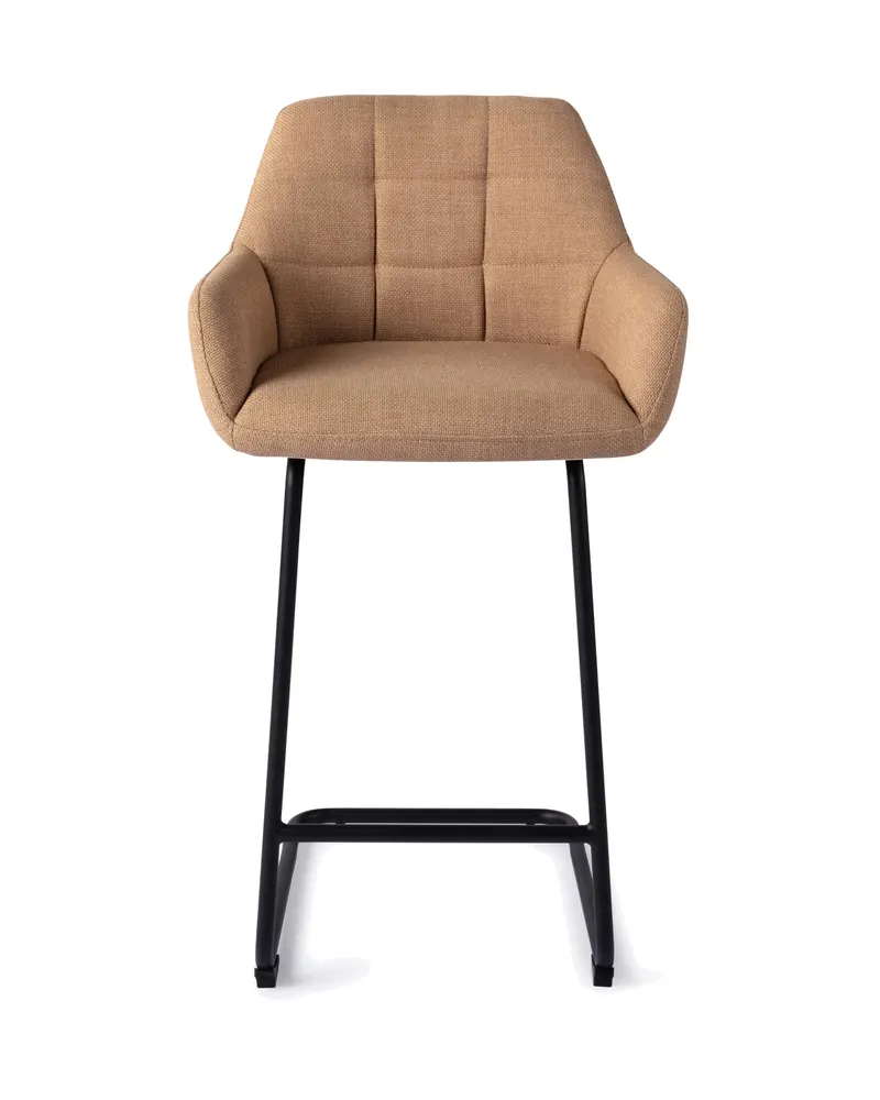 Noto Barhocker mit Armlehnen von Jesper Home in Tresenhöhe, Toasted Toffee, Arch