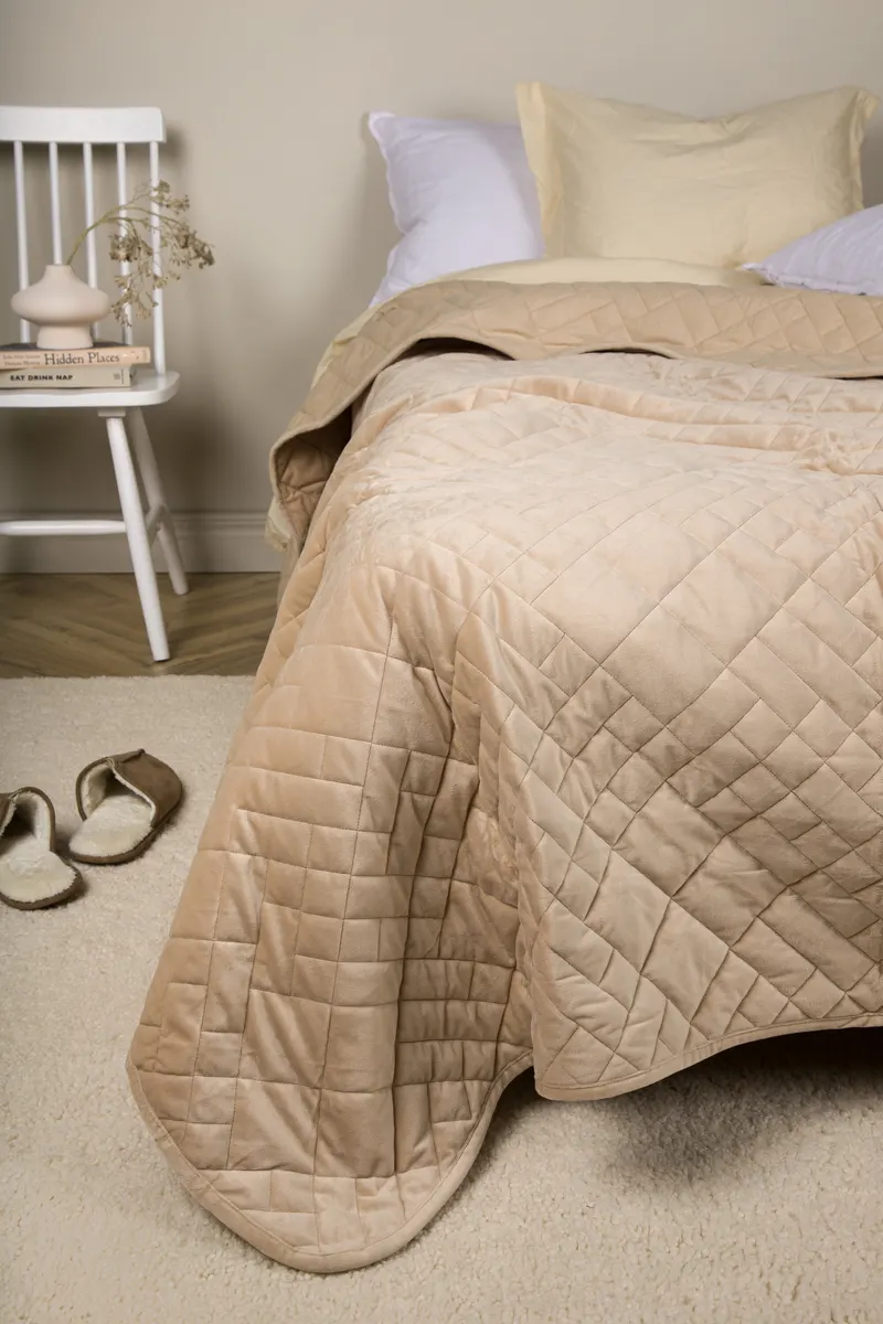 Jilly gesteppte Tagesdecke in 260 × 260 cm, Beige, im Wohnraum, Ansicht 1