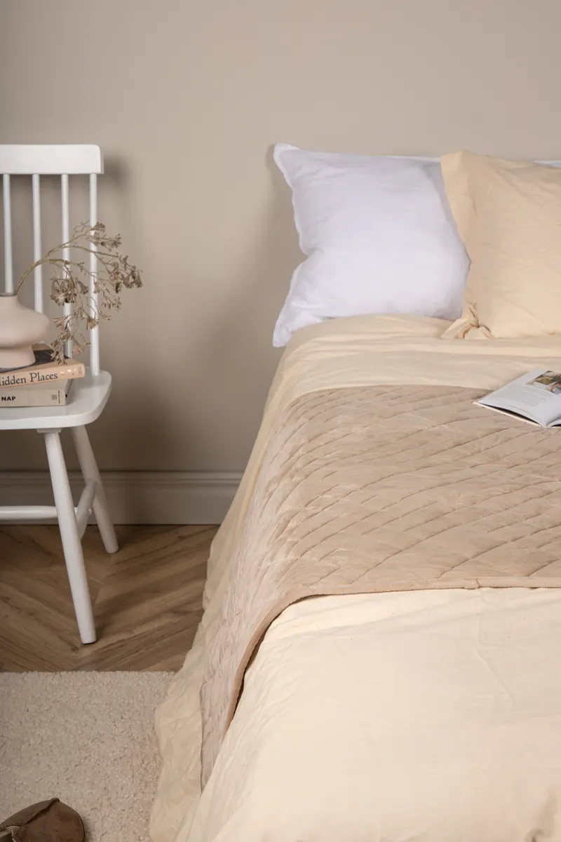Jilly gesteppte Tagesdecke in 80 × 260 cm, Beige, im Wohnraum, Ansicht 1