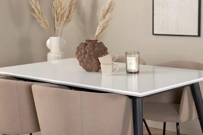 Jimmy & Berit Essgruppe mit weißem Esstisch und 4 Polsterstühlen in Beige, Gestell Schwarz, im Wohnraum, Ansicht 3