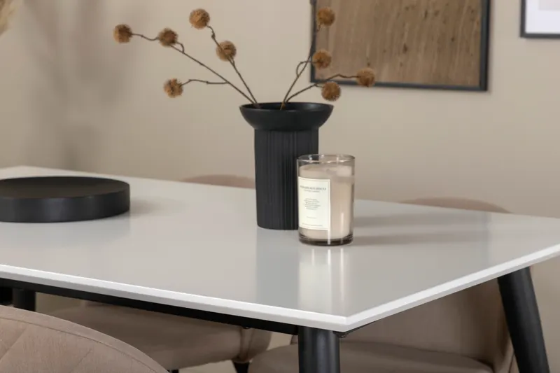 Jimmy & Velvet Essgruppe mit weißem Esstisch und 4 Polsterstühlen in Beige, Gestell Schwarz, im Wohnraum, Ansicht 4