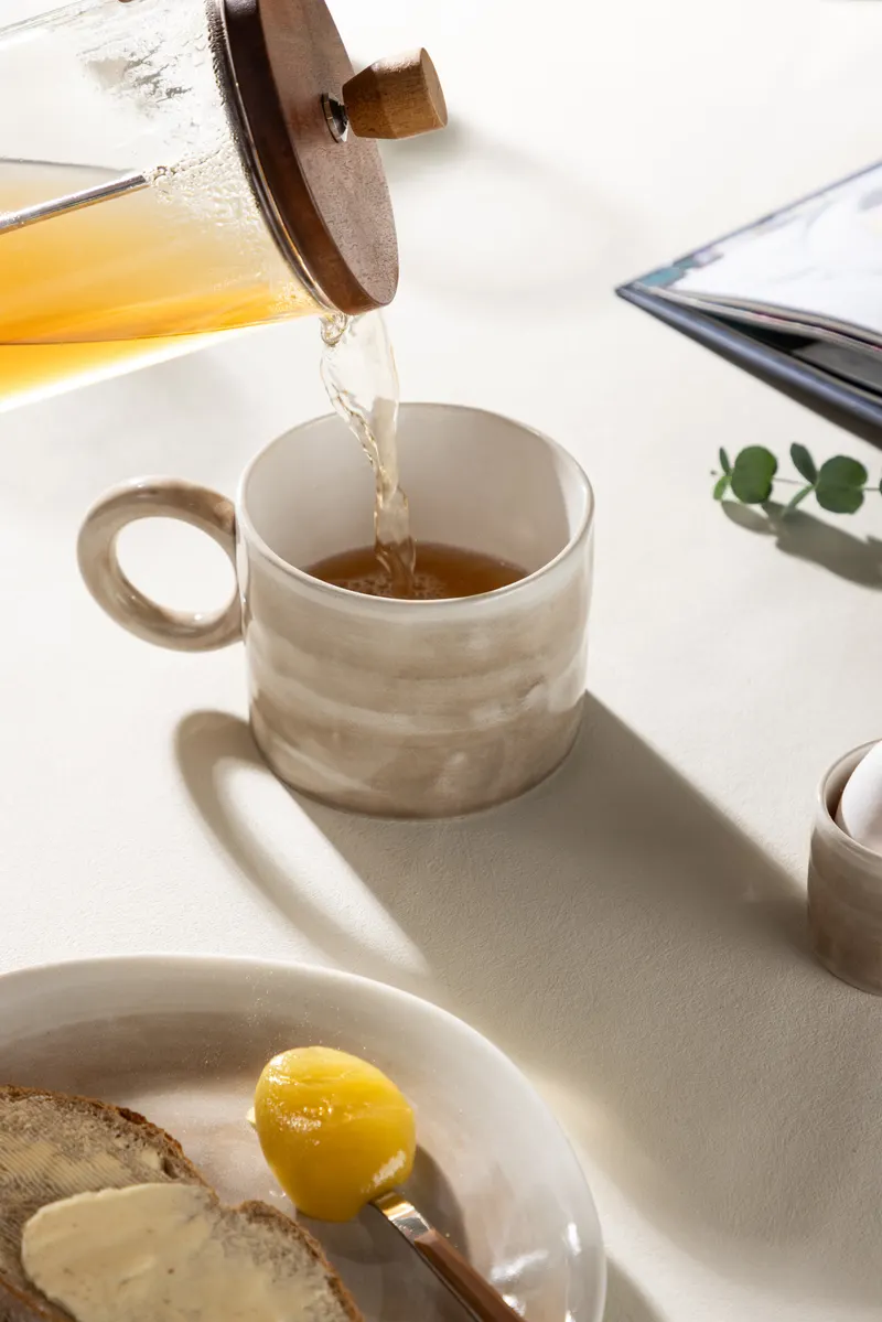 Jublie Kaffeetasse aus Steinzeug mit Ringhenkel, im Wohnraum, Ansicht 1