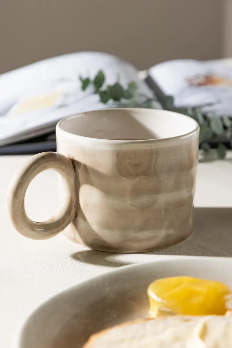 Jublie Kaffeetasse aus Steinzeug mit Ringhenkel, im Wohnraum, Ansicht 2