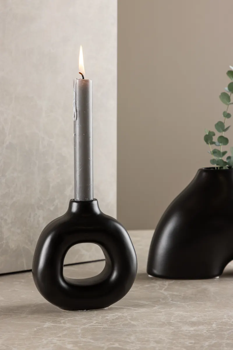 Judi Kerzenständer in Ringform aus Steinzeug in Schwarz, im Wohnraum, Ansicht 1