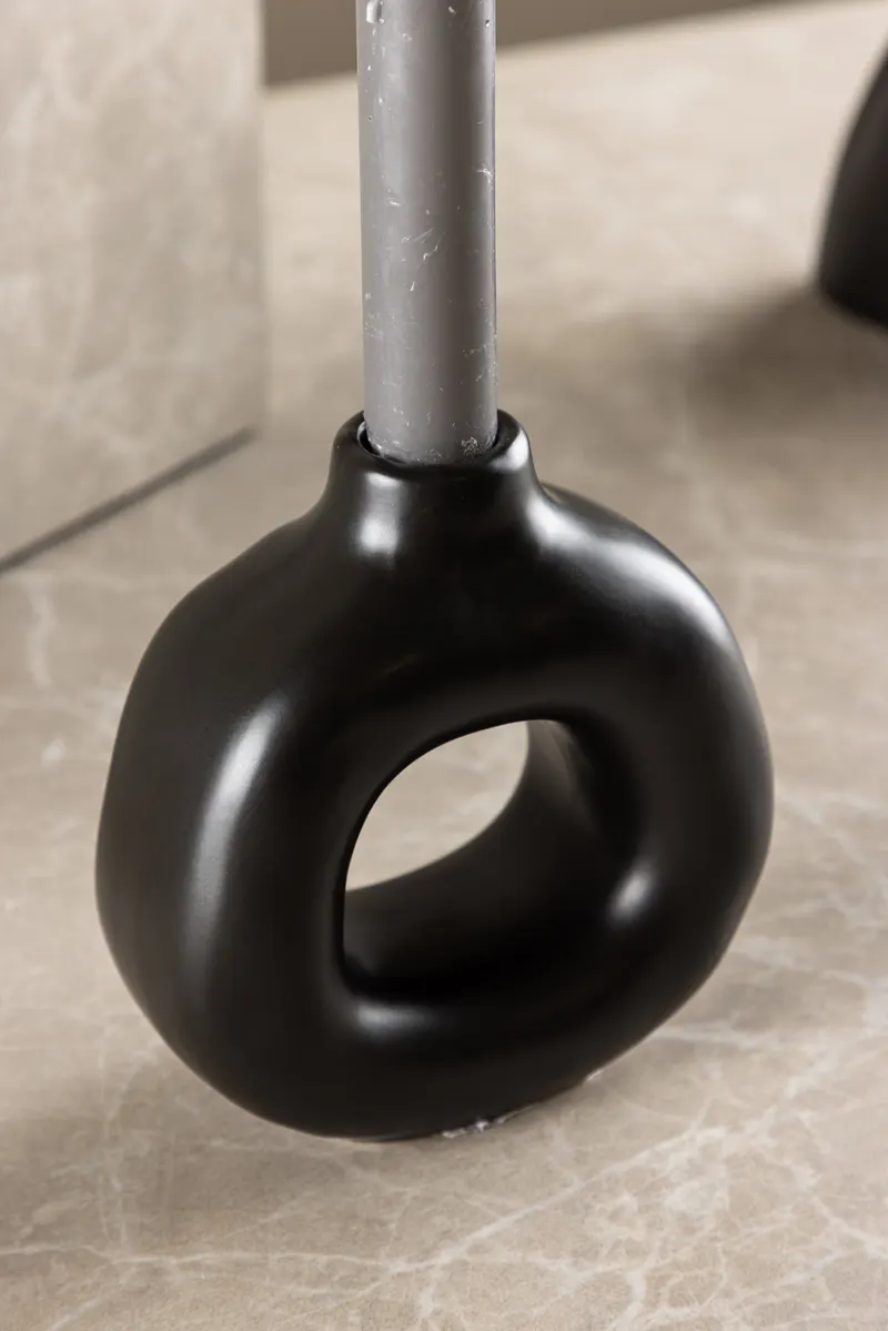 Judi Kerzenständer in Ringform aus Steinzeug in Schwarz, im Wohnraum, Ansicht 2