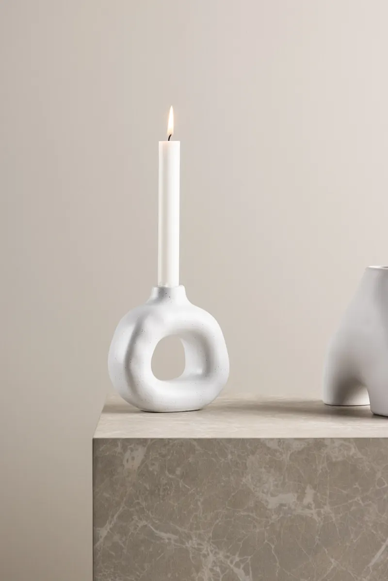 Judi Kerzenständer in Ringform aus Steinzeug in Weiß, im Wohnraum, Ansicht 1