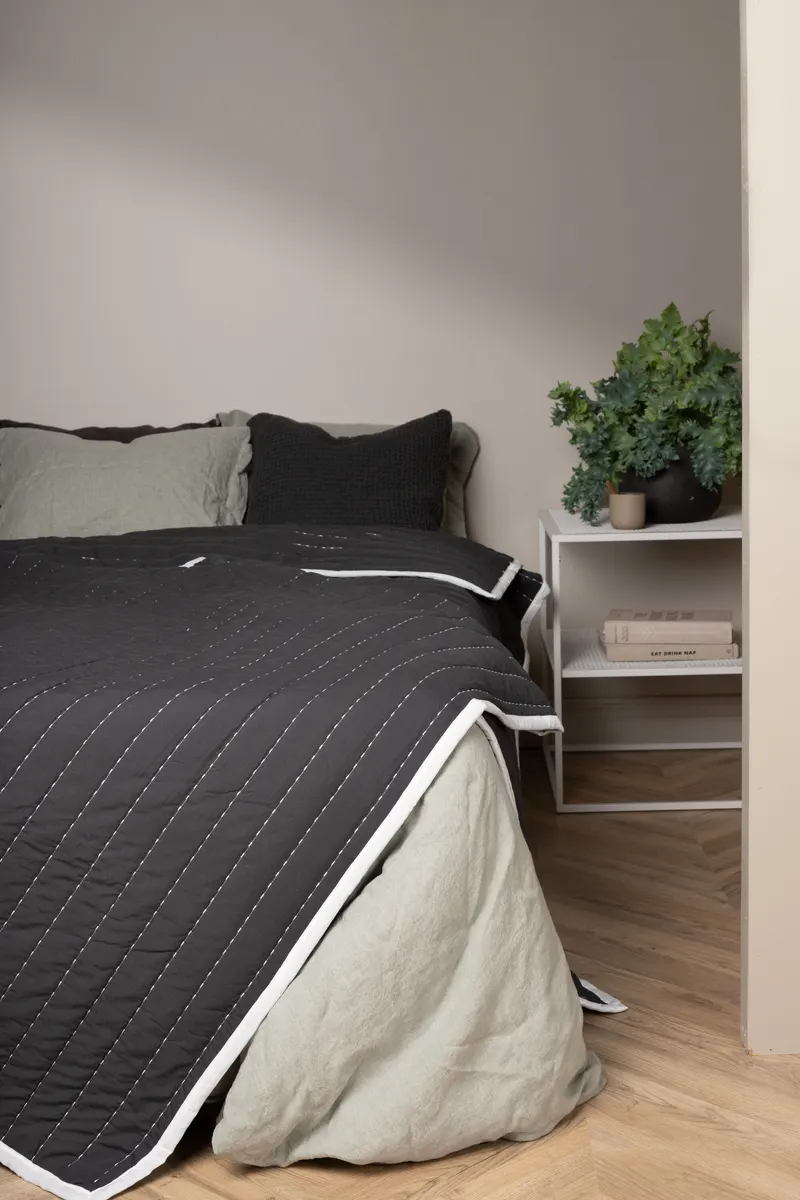 Juni gesteppte Tagesdecke mit weißem Rand in 150 × 250 cm, Anthrazit, im Wohnraum, Ansicht 1
