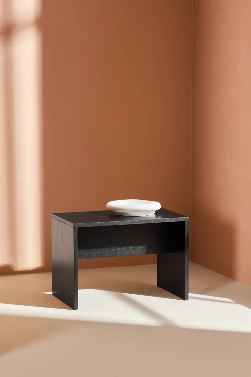 Juni kleiner Couchtisch 58 × 35 cm mit Seitenwangen in Schwarz, im Wohnraum, Ansicht 1