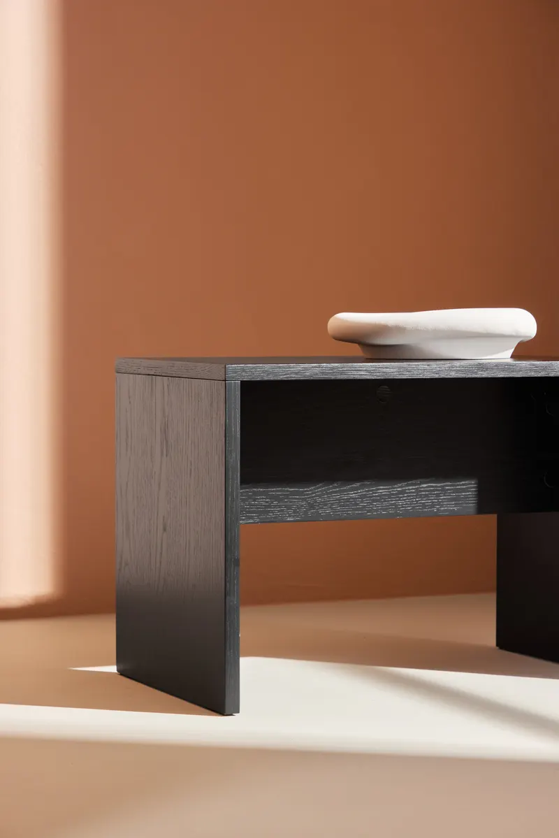 Juni kleiner Couchtisch 58 × 35 cm mit Seitenwangen in Schwarz, im Wohnraum, Ansicht 2