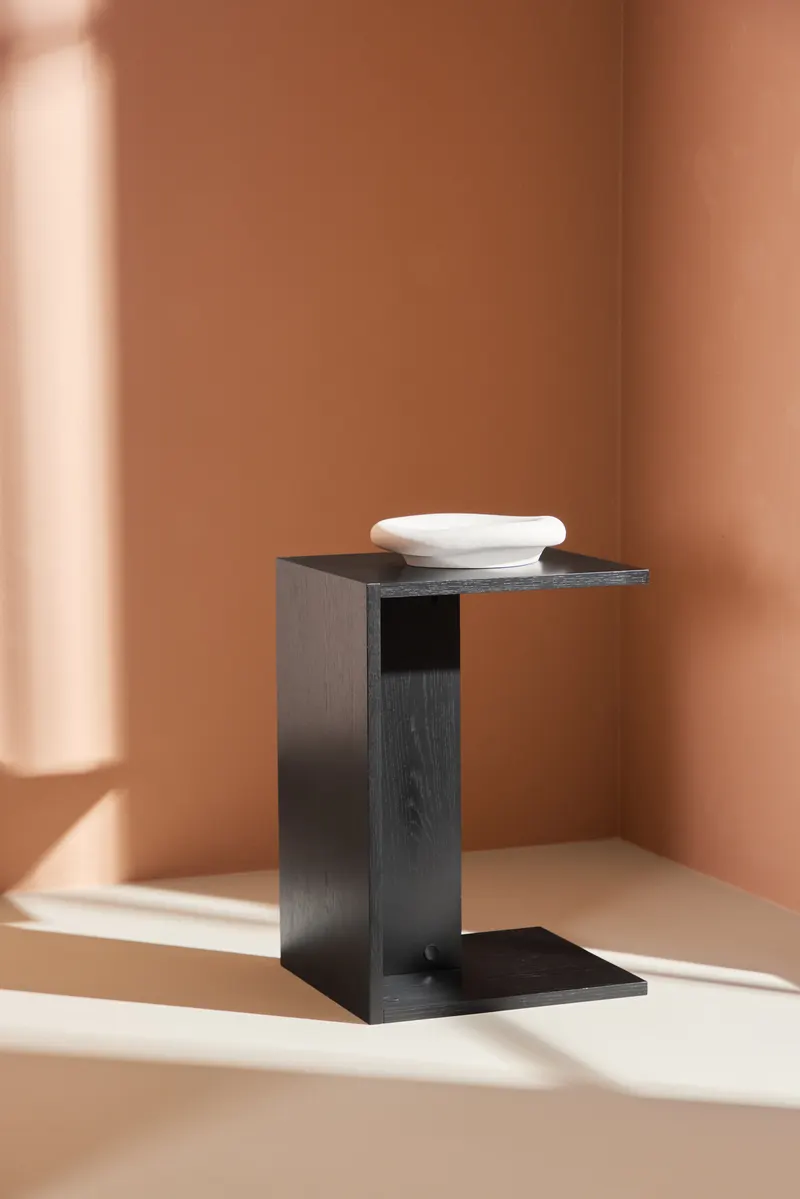 Juni kleiner Couchtisch 58 × 35 cm mit Seitenwangen in Schwarz, im Wohnraum, Ansicht 4