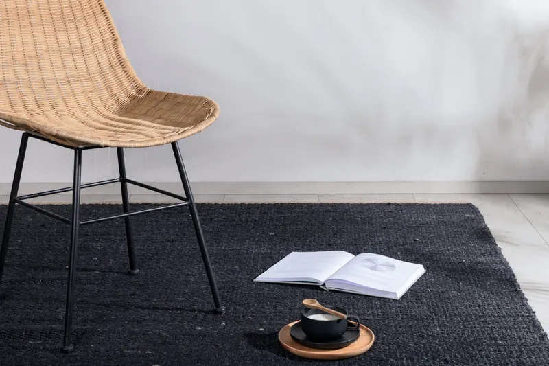 Kali Juteteppich aus 100 % Jute in 240 × 170 cm, Schwarz, im Wohnraum, Ansicht 2