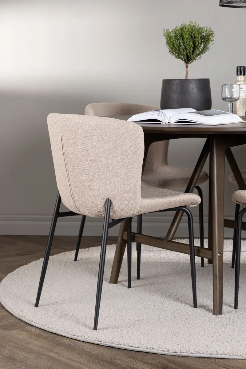 Kaseidon & Modesto Essgruppe mit rundem Esstisch und 4 Bouclé-Stühlen in Beige, Gestell Schwarz, im Wohnraum, Ansicht 2