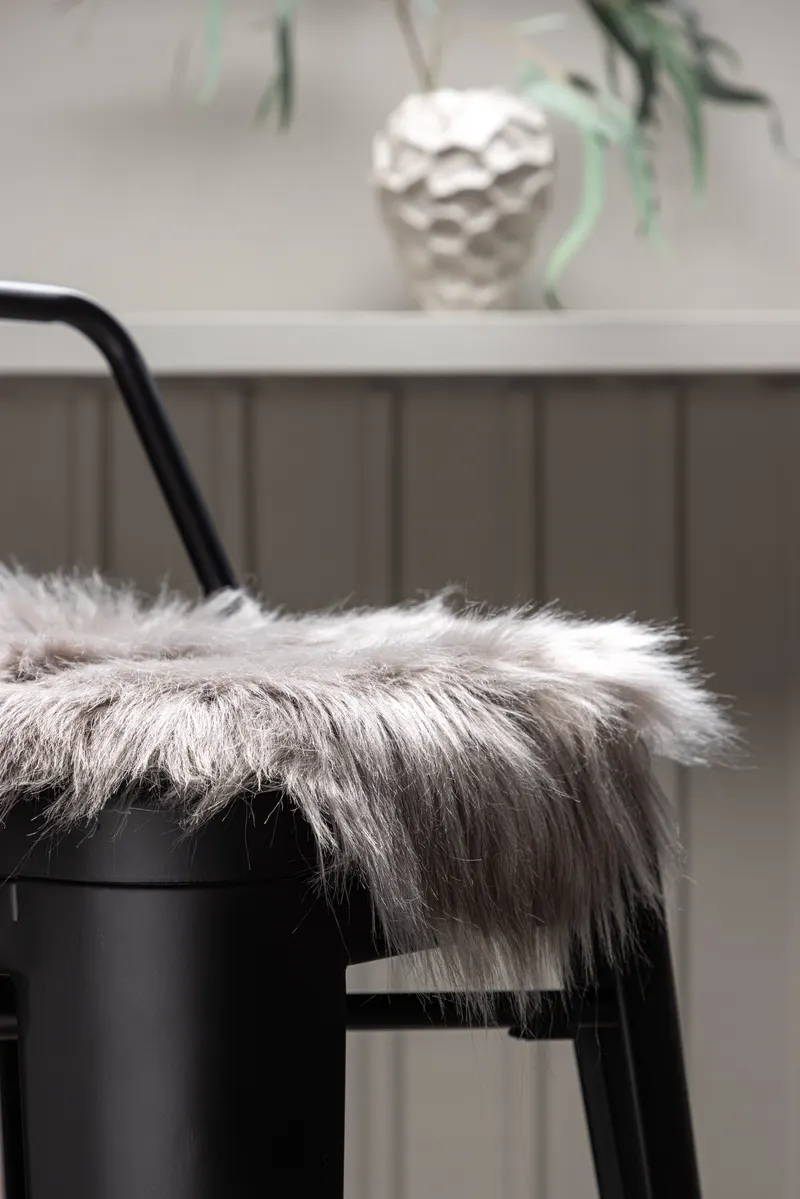 Katy rundes Dekokissen aus Kunstfell in Grau, im Wohnraum, Ansicht 2