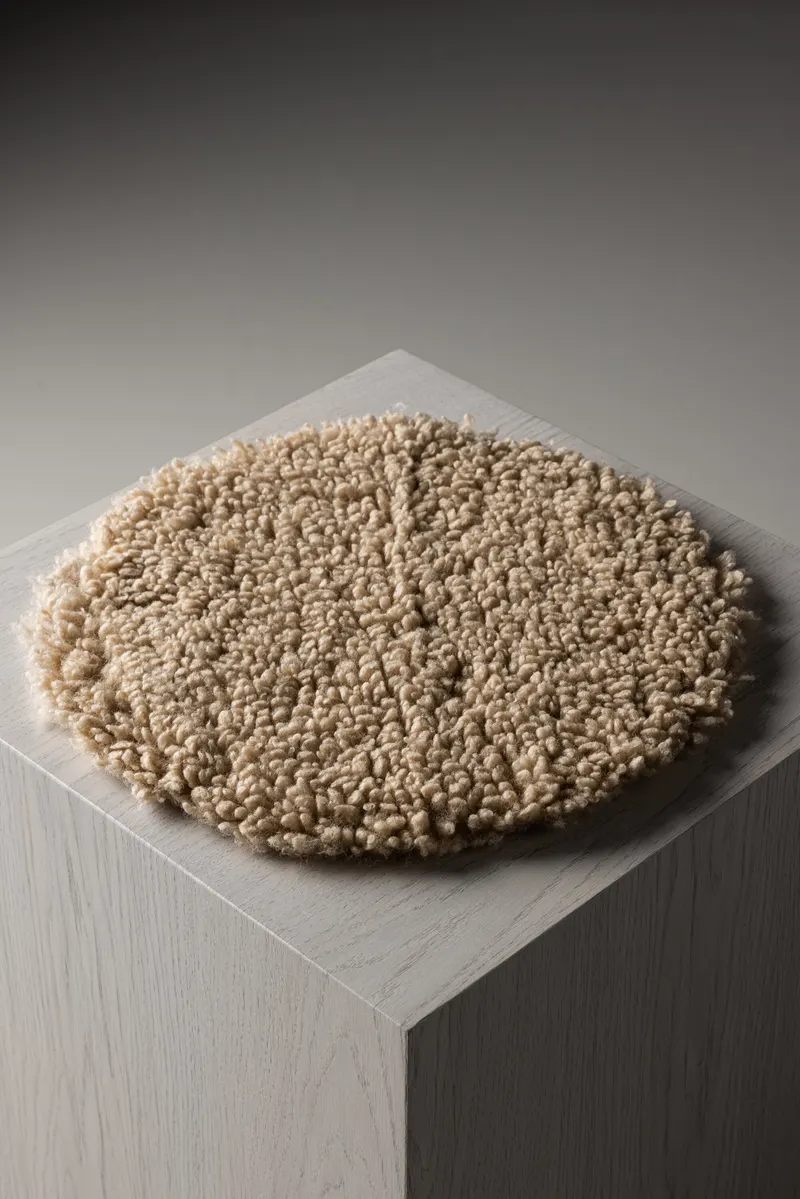 Katy rundes Dekokissen aus Kunstfell in Beige, im Wohnraum, Ansicht 1