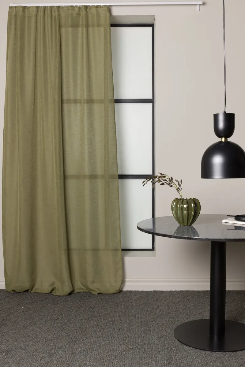 Kaya Vorhang in 240 × 140 cm, Moosgrün, im Wohnraum, Ansicht 1