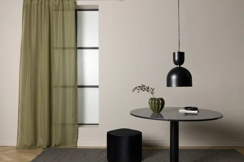Kaya Vorhang in 240 × 140 cm, Moosgrün, im Wohnraum, Ansicht 2