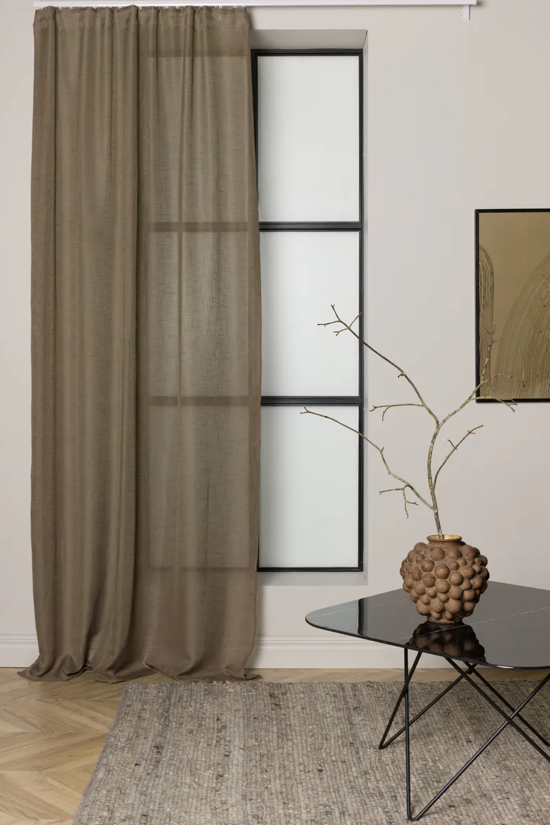 Kaya Vorhang in 290 × 140 cm, Braun, im Wohnraum, Ansicht 1