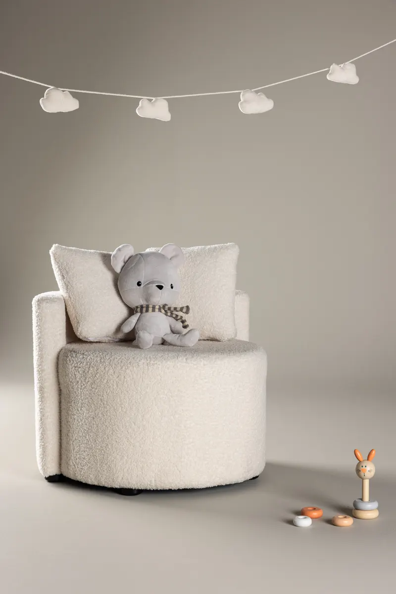 Kelso Kindersofa aus Teddystoff mit 2 Kissen in Weiß, im Wohnraum, Ansicht 1