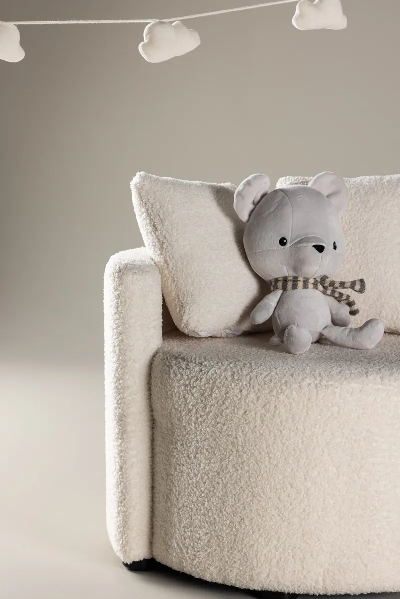 Kelso Kindersofa aus Teddystoff mit 2 Kissen in Weiß, im Wohnraum, Ansicht 2